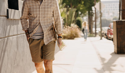 fit model walking in The Matlow Short in Baked Soil Herringbone