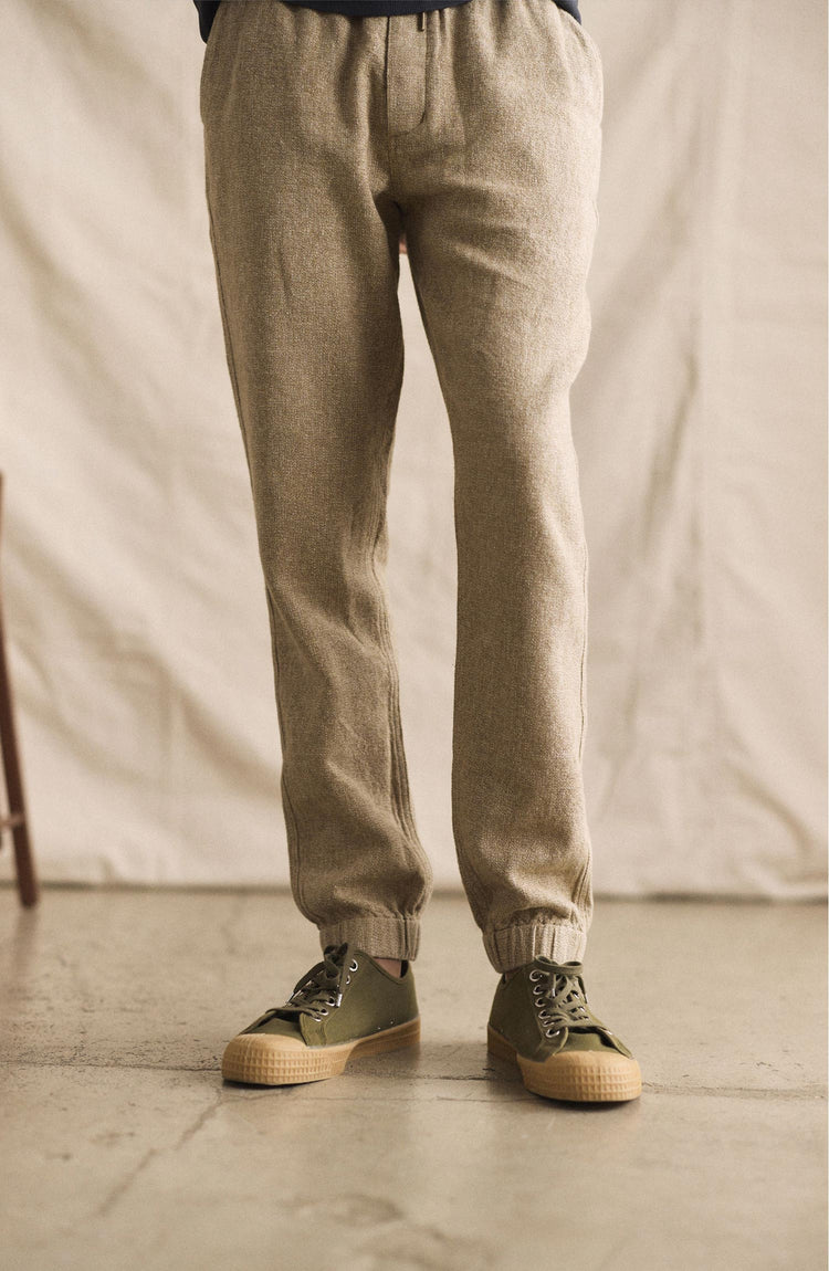 fit model wearing The Apres Pant in Oat linen Twed