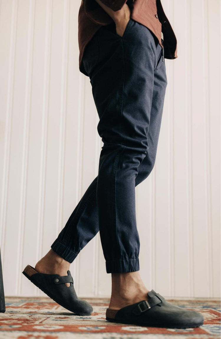 fit model walking in The Apres Pant in Navy Twist Jaspe Twill