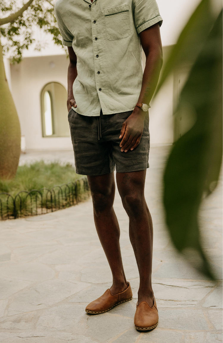 fit model posing in The Apres Short in Faded Black Hemp