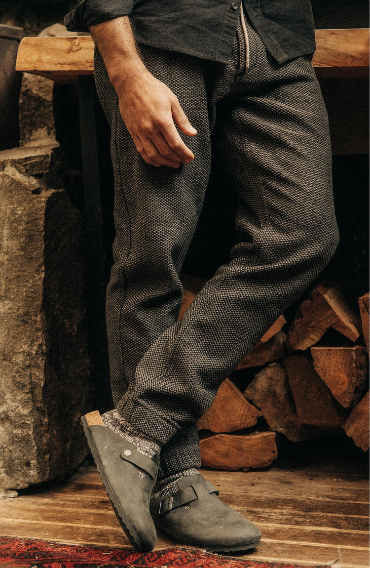 fit model wearing The Apres Pant in Charcoal Sashiko