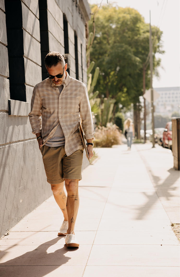 fit model walking wearing The Matlow Short in Baked Soil Herringbone