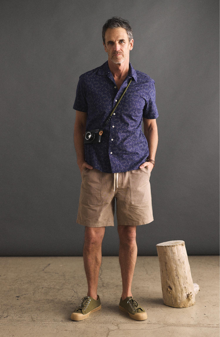 fit model posing in The Short Sleeve Hawthorne in Dark Navy Floral