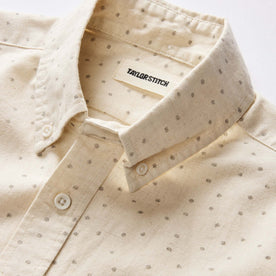 material shot of the button down collar on The Short Sleeve Jack in Heather Oat Dot, Wovens by Taylor Stitch