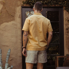 fit model showing the back of The Short Sleeve Hawthorne in Wheat, Wovens by Taylor Stitch