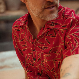 fit model showing the camp collar on The Short Sleeve Hawthorne in Scarlet Thatch, Wovens by Taylor Stitch