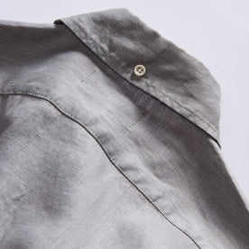 material shot of the back button on the collar of The Jack in Overcast Linen, Wovens by Taylor Stitch